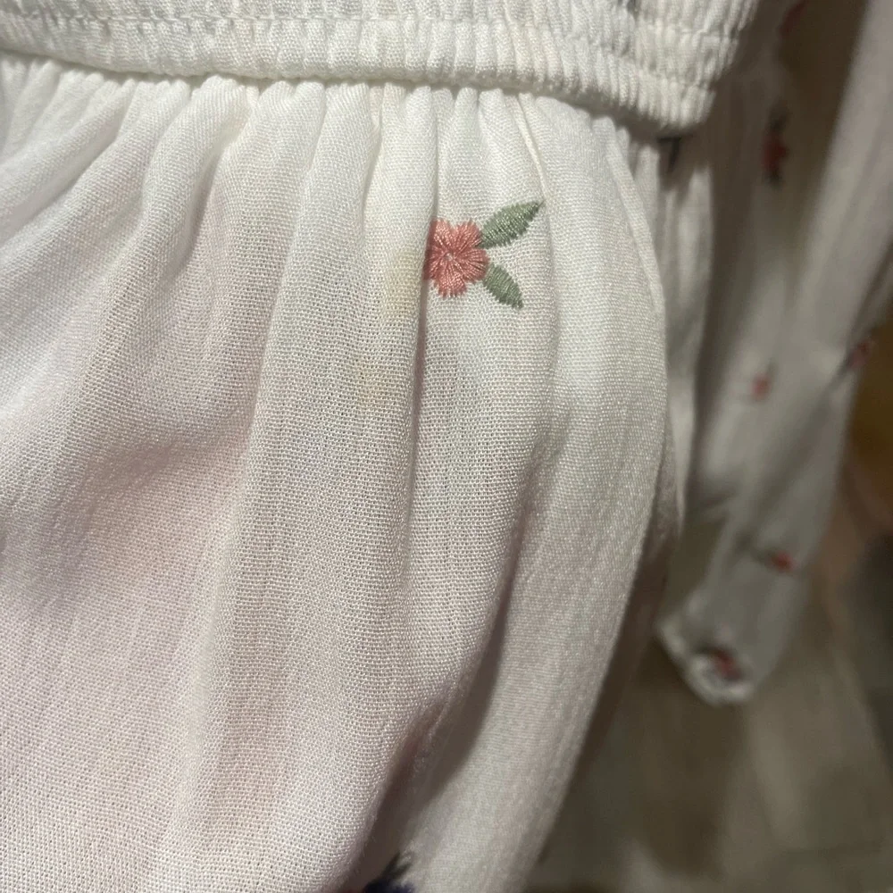 ❣️💕Torrid White Floral Smocked On/Off Shoulder Blouse💗🌹 - Picture 7 of 9